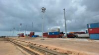 container crane di pelabuhan batuampar