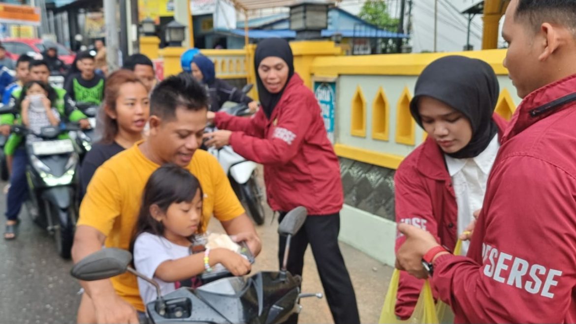 Satreskrim bagikan nasi kotak