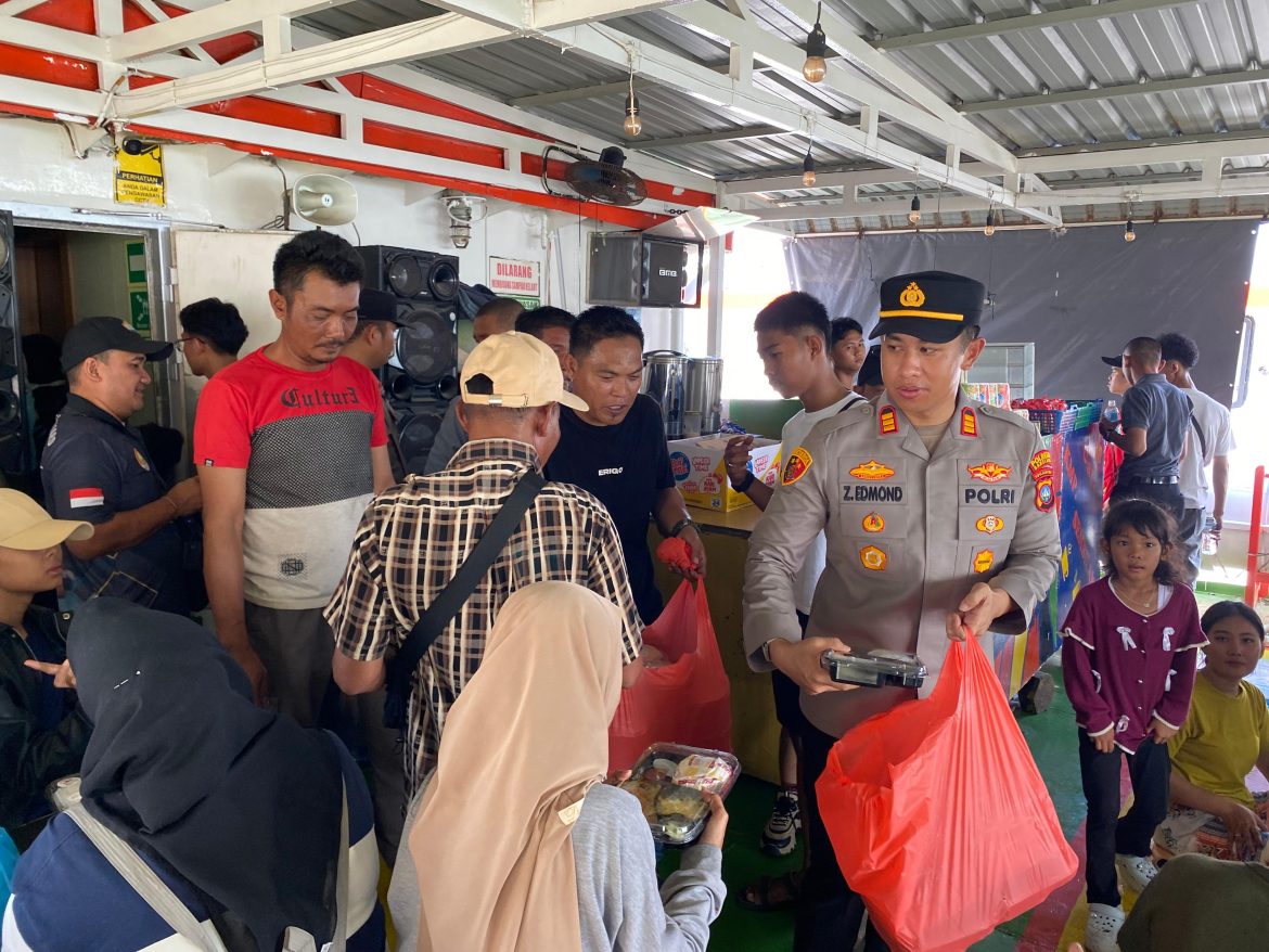 membagikan makanan berbuka puasa