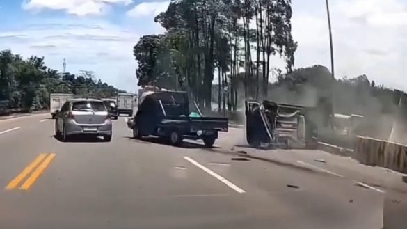 Mobil terbalik tabrak pembatas beton