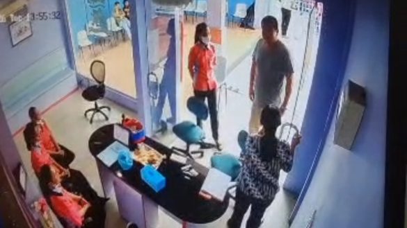 Preman mengintimidasi guru