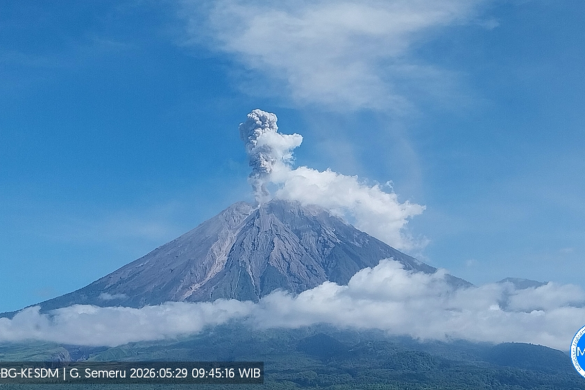 Gunung semeru erupsi