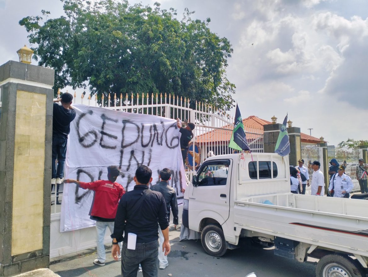 Demo penggusuran tanjunguncang