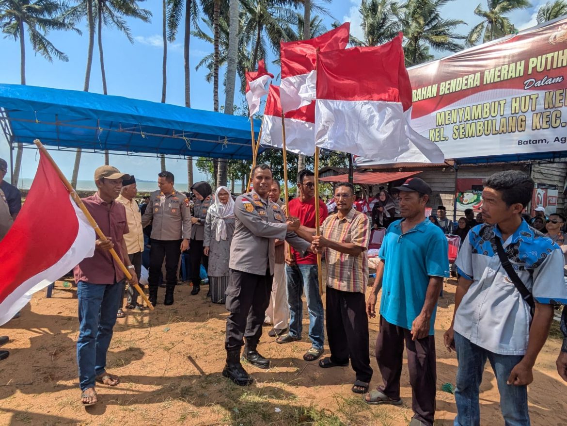 Polresta Barelang bagikan bendera