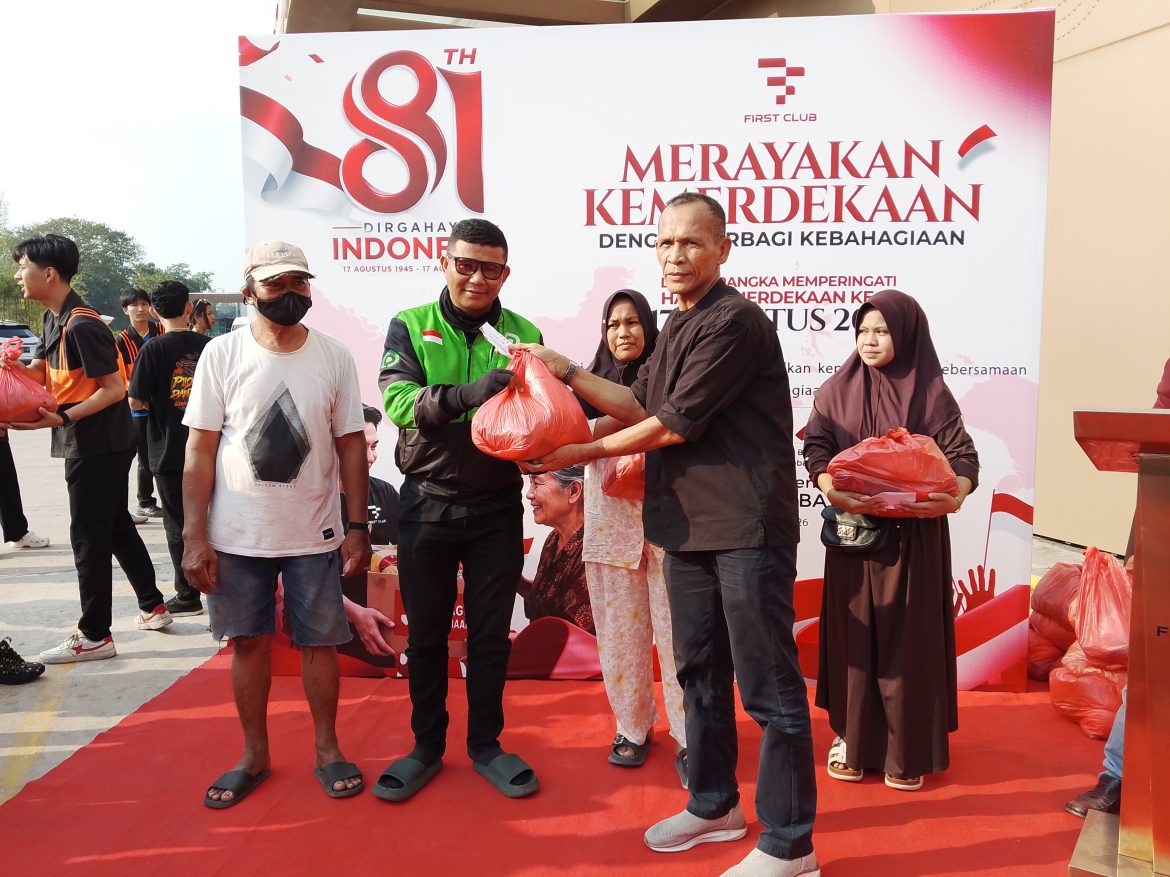 First Club bagikan sembako