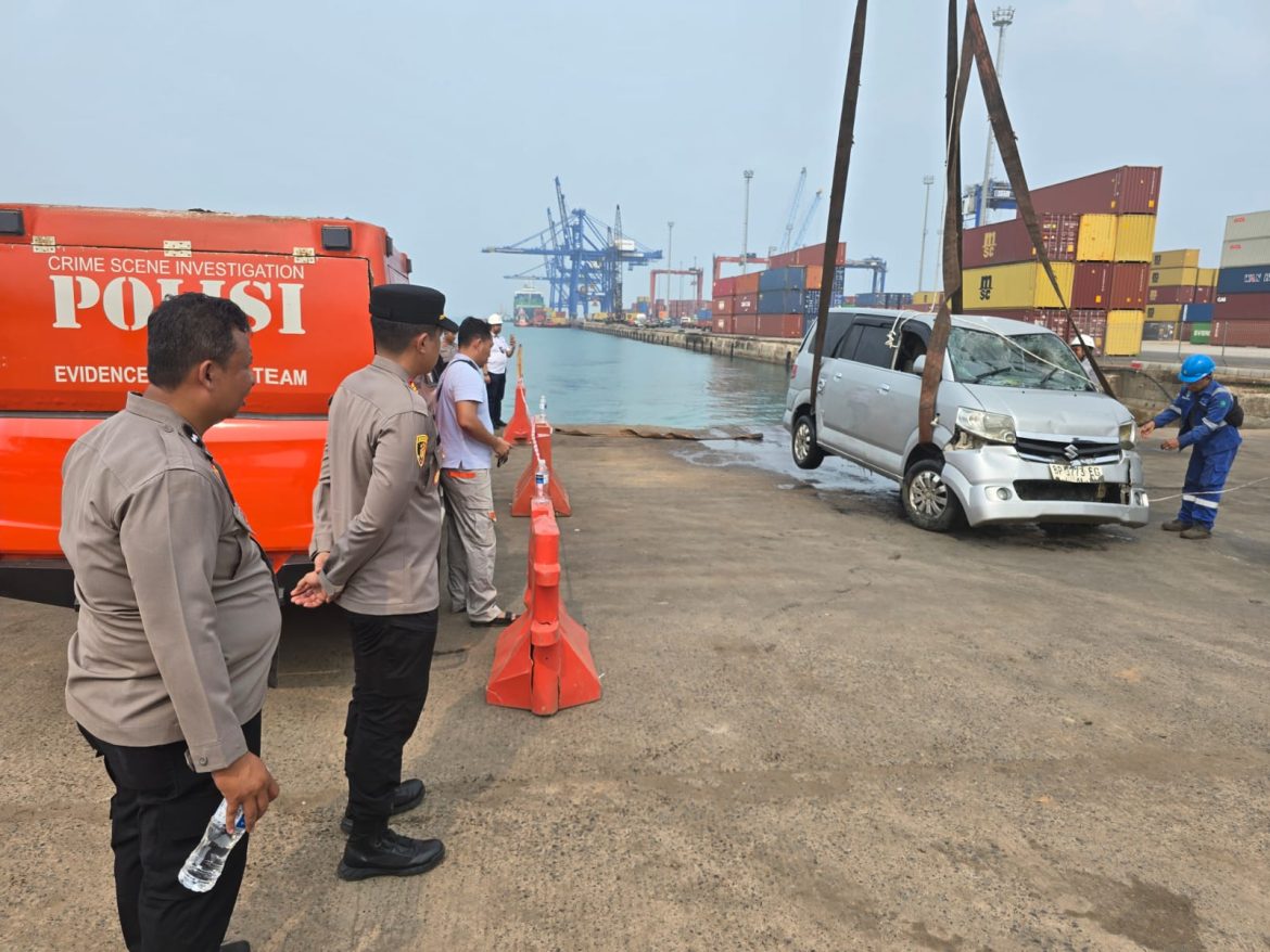 Mobil tercebur laut