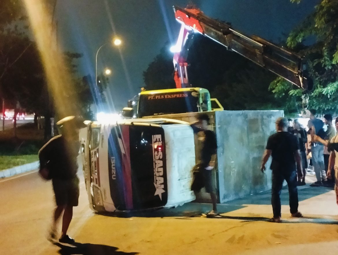Truk terbalik Batam